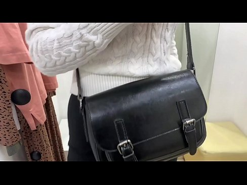 ❤️ Openbare masturbasie van jong teef FeralBerry met 'n dildo in die paskamer ❤ Seksvideo by porn af.assistentai.ru ❌️